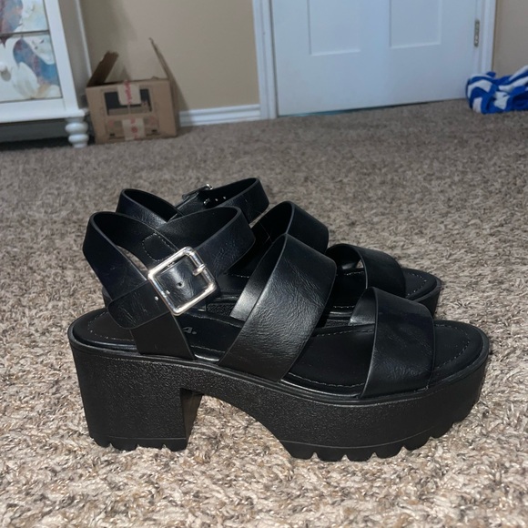 Amazon’s Stylish Black Women's platform heels - Picture 1 of 5